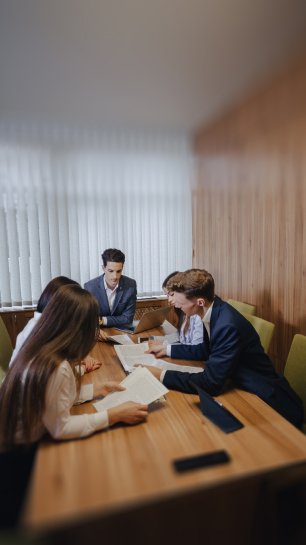 Équipe professionnelle de KIF-GROUPE-PLUS Finance lors d'une réunion